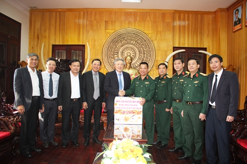 Chánh án Tòa án nhân dân Tối cao Nguyễn Hòa Bình thăm, chúc Tết Bộ tư lệnh Quân khu 5